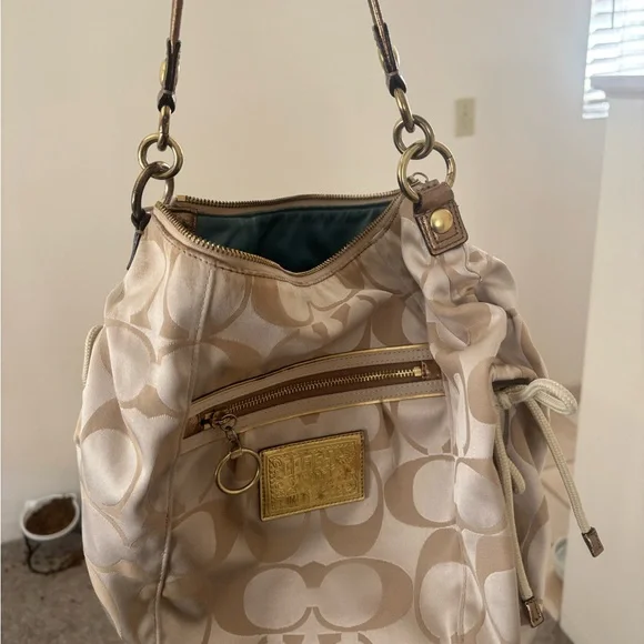 Coach Poppy drawstring Signature Beige and Tan Shoulder Bag - Picture 3 of 17